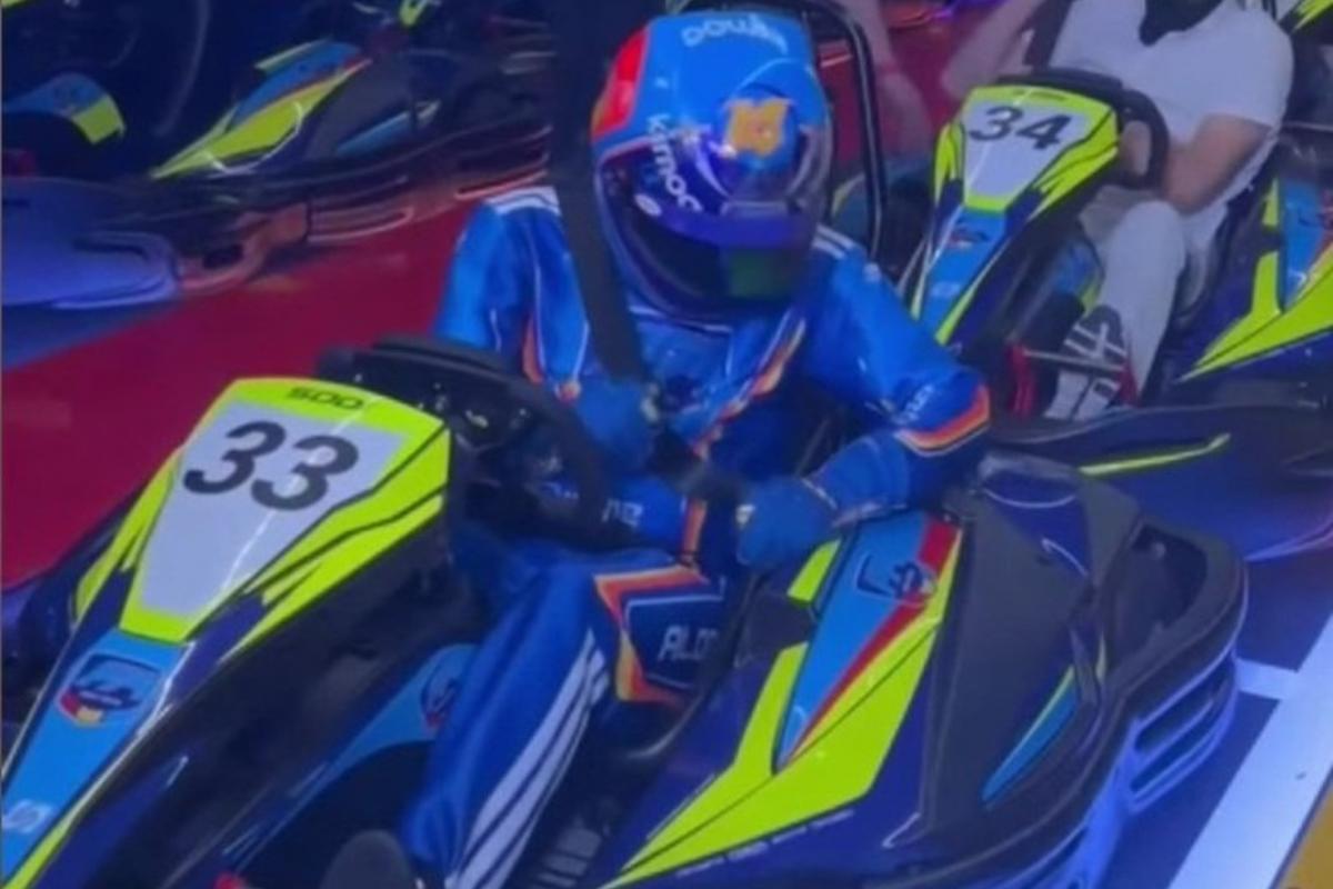 Otra joya de Alonso: estrena su nuevo circuito de kart... y se pone el  33 