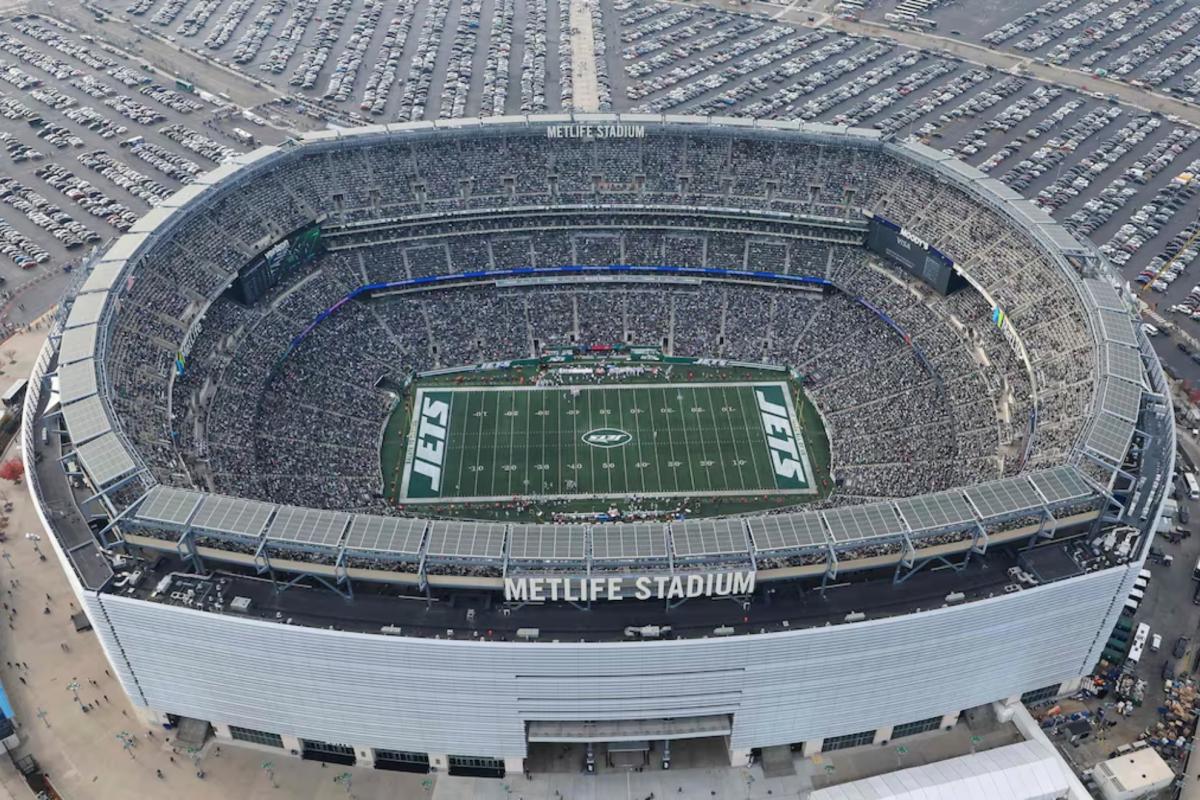 El negocio perfecto de 'comprar' estadios de fútbol