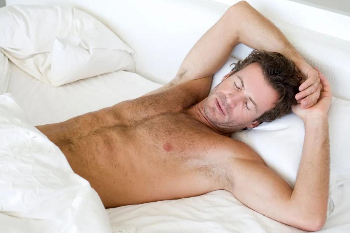 El médico David Callejo recomienda dormir sin ropa interior en verano: "Es muy bueno para tu salud"