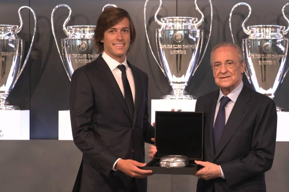 فلورنتينو بيريز يرحب بعودة ألفارو كاريراس إلى ريال مدريد
