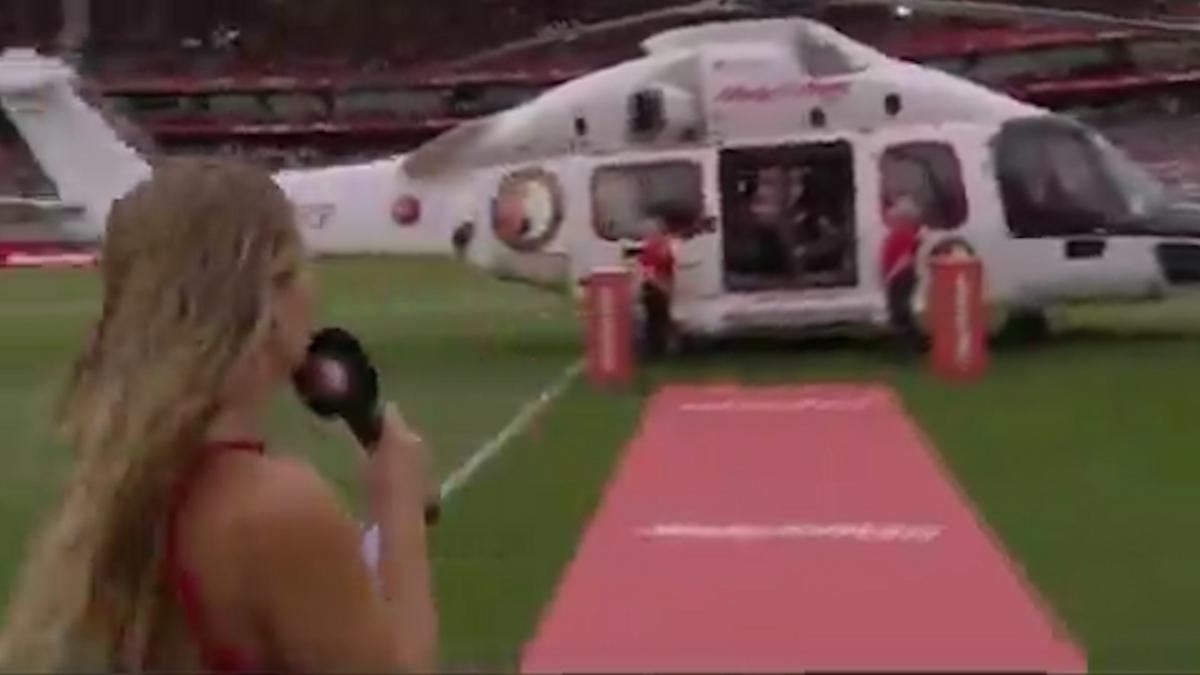 El Feyenoord presenta a sus fichajes… ¡aterrizando un helicóptero en el estadio!