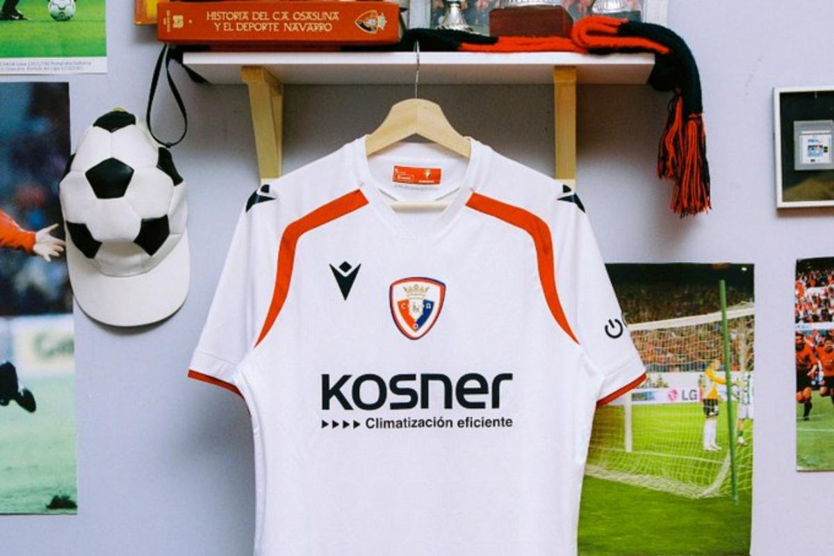 Osasuna se teletransporta al 2006 con su nueva equipación
