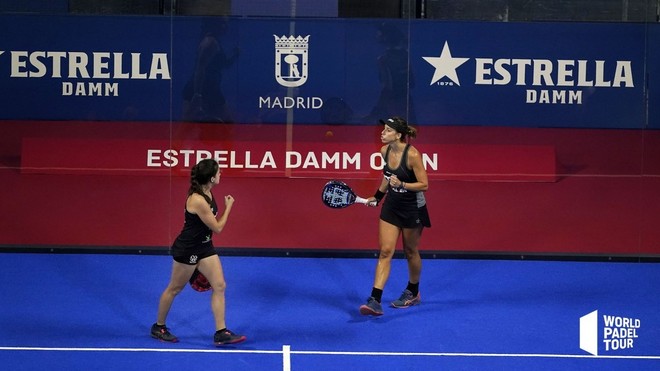 Marta Marrero y Paula Josemaría, celebrando un punto.