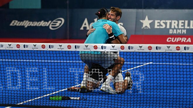 Alex Ruiz y Pablo Lijó se abrazan tras lograr la victoria ante una de las parejas favoritas.