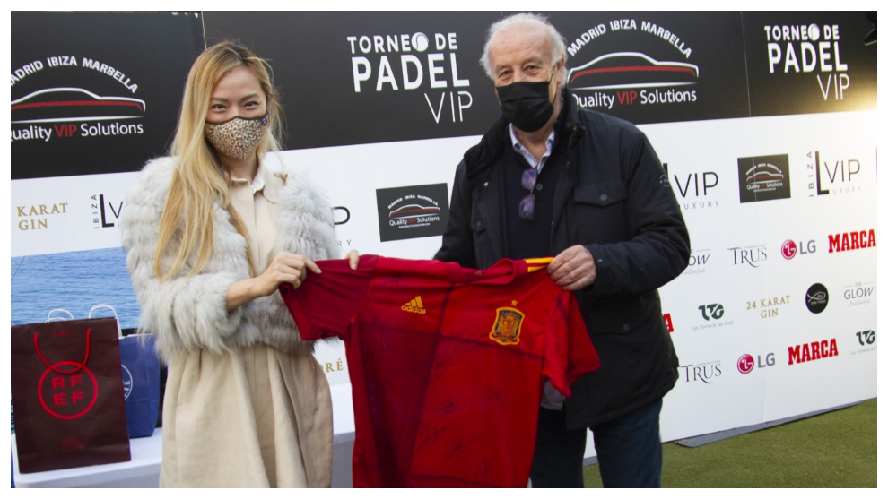 Iwa Martín y Vicente del Bosque con la camiseta donada de la selección española de fútbol.