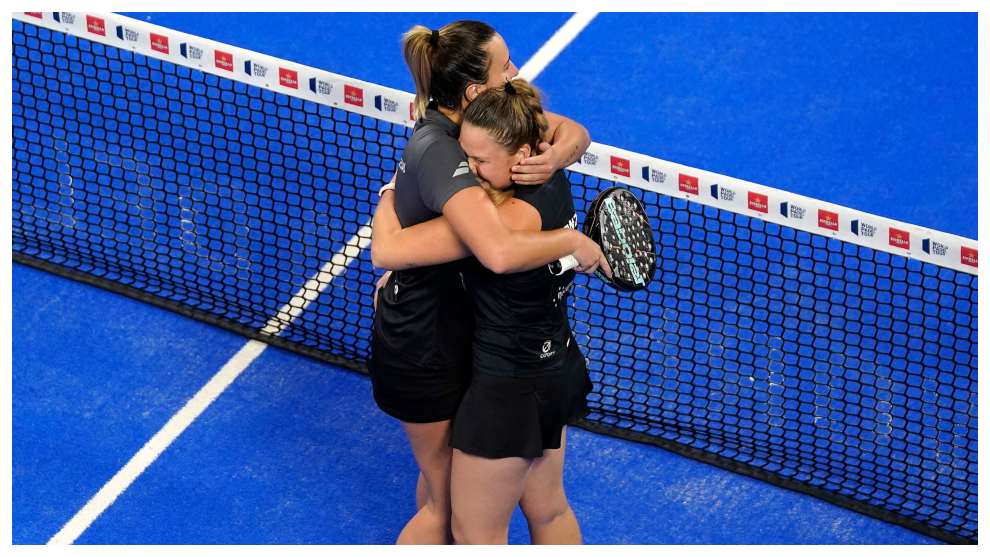 Victoria Iglesias y Aranzazu Osoro se abrazan tras su triunfo en cuartos del Estrella Damm Alicante Open