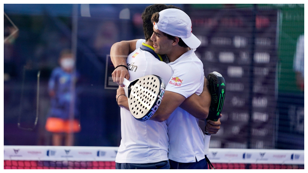 Juan Lebrón y Ale Galán se abrazan tras su triunfo de cuartos en el Marbella Master.
