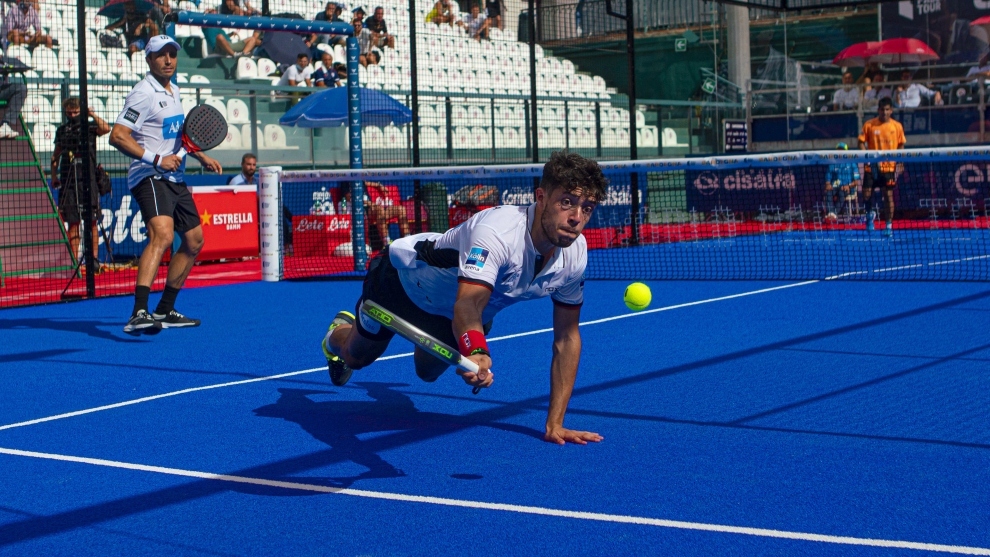 Agustín Tapia rescata una pelota en el torneo de Cerdeña en 2020.