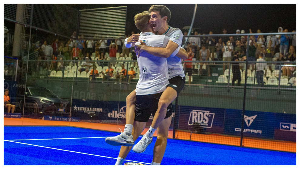Franco Stupaczuk y Álex Ruiz se abrazan tras ganar la final de Cerdeña.