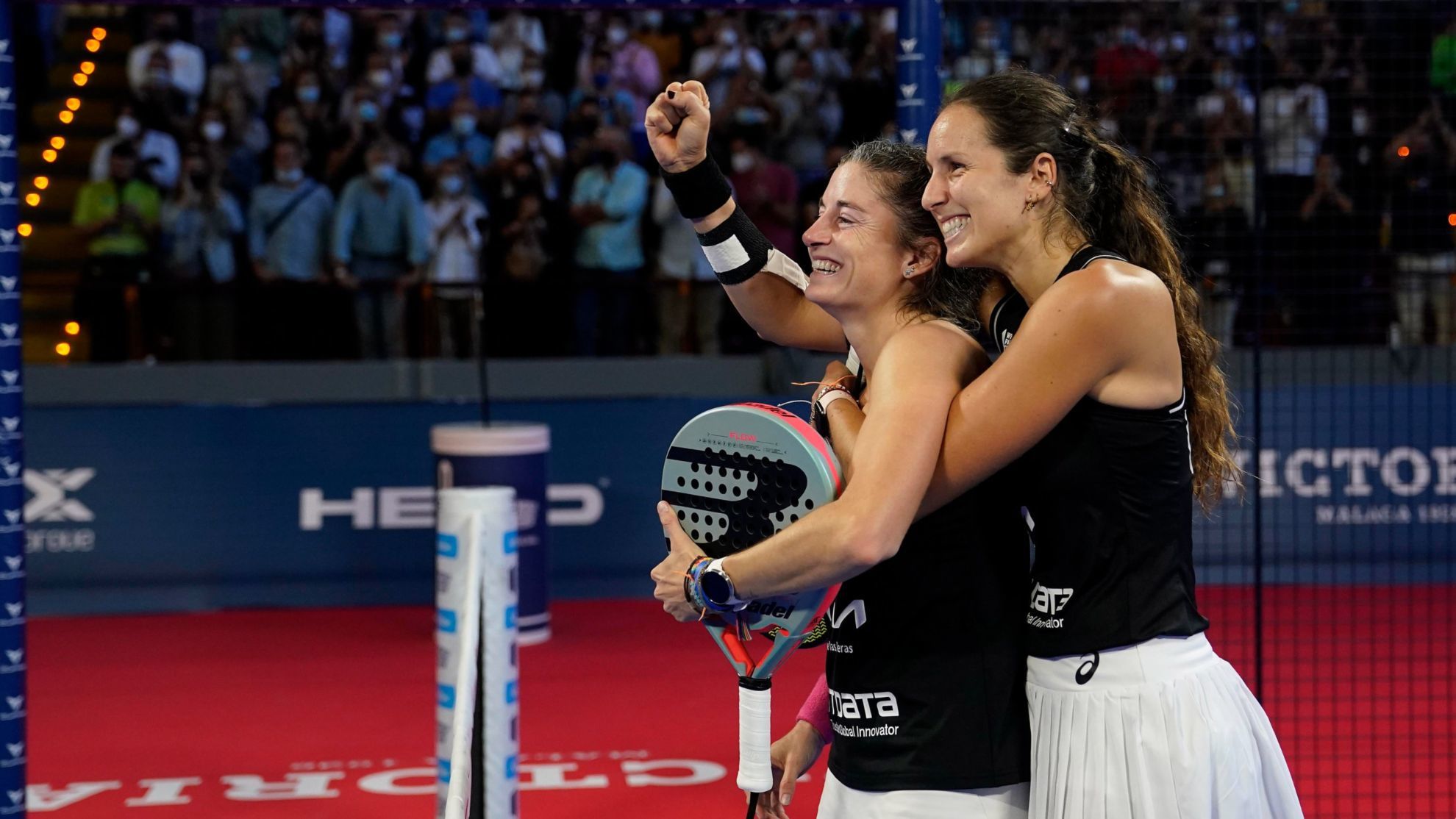Alejandra Salazar y Gemma Triay celebran la victoria en Córdoba y el número 1 del mundo.