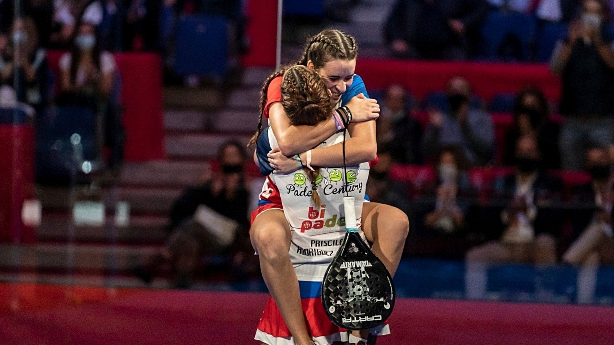 Las mellizas Eunice y Priscila Rodríguez se abrazan tras ganar el título.