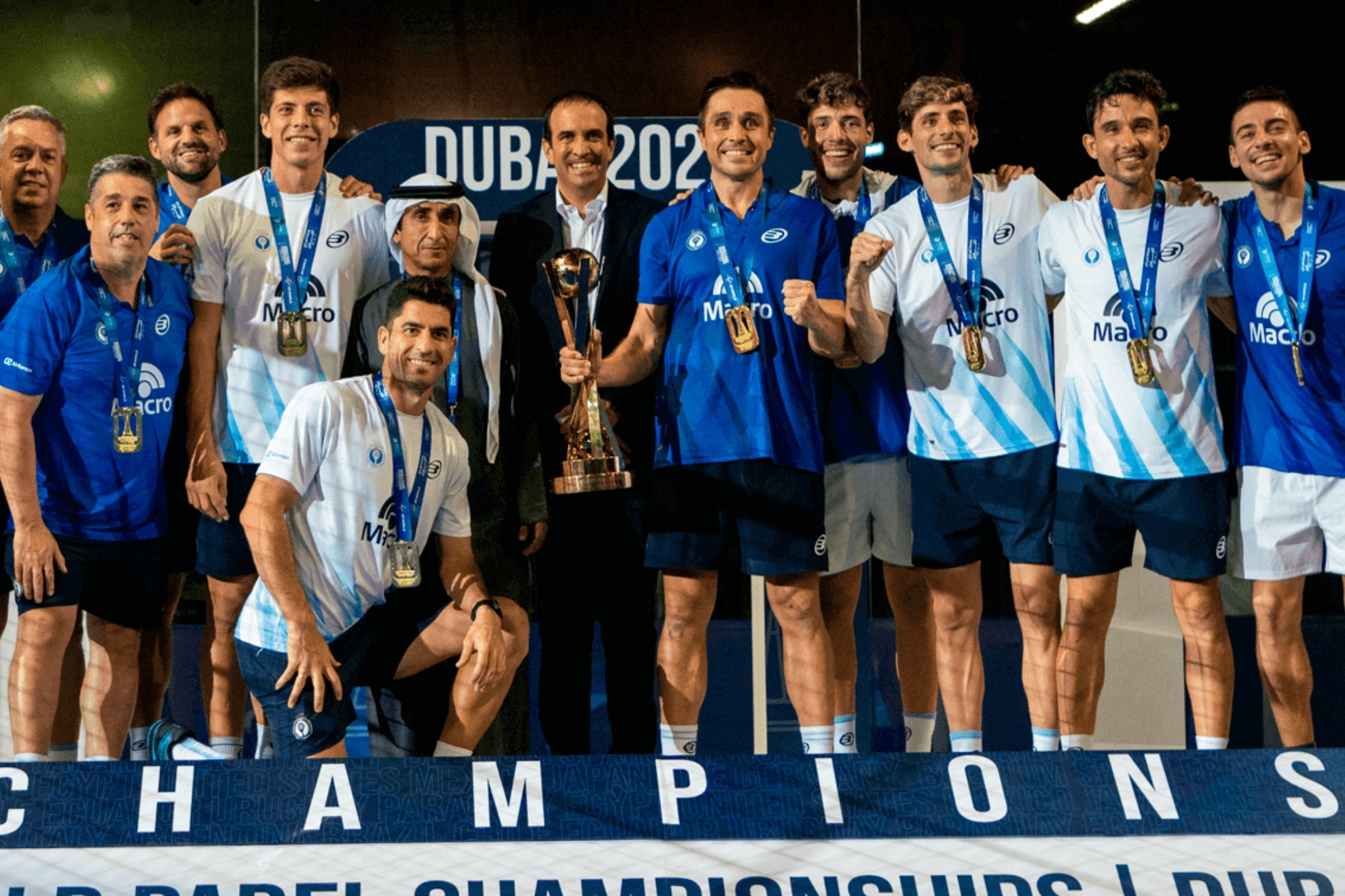 Los jugadores y cuerpo técnico de Argentina, junto a Luigi Carraro, presidente de la FIP, con la copa de campeones del mundo.