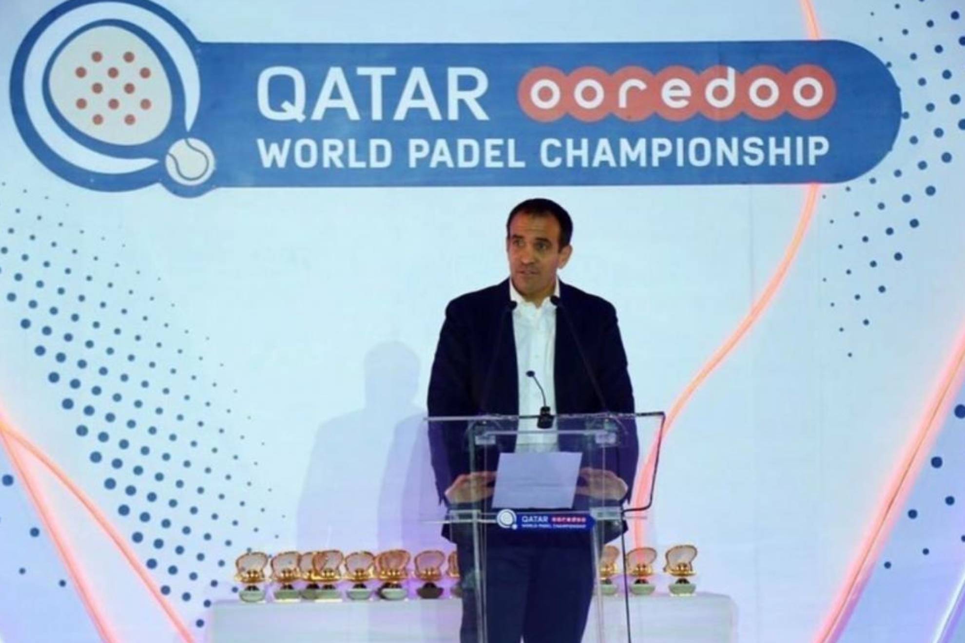 Luigi Carraro, presidente de la Federación Internacional de Pádel, atiende a los medios en Doha.