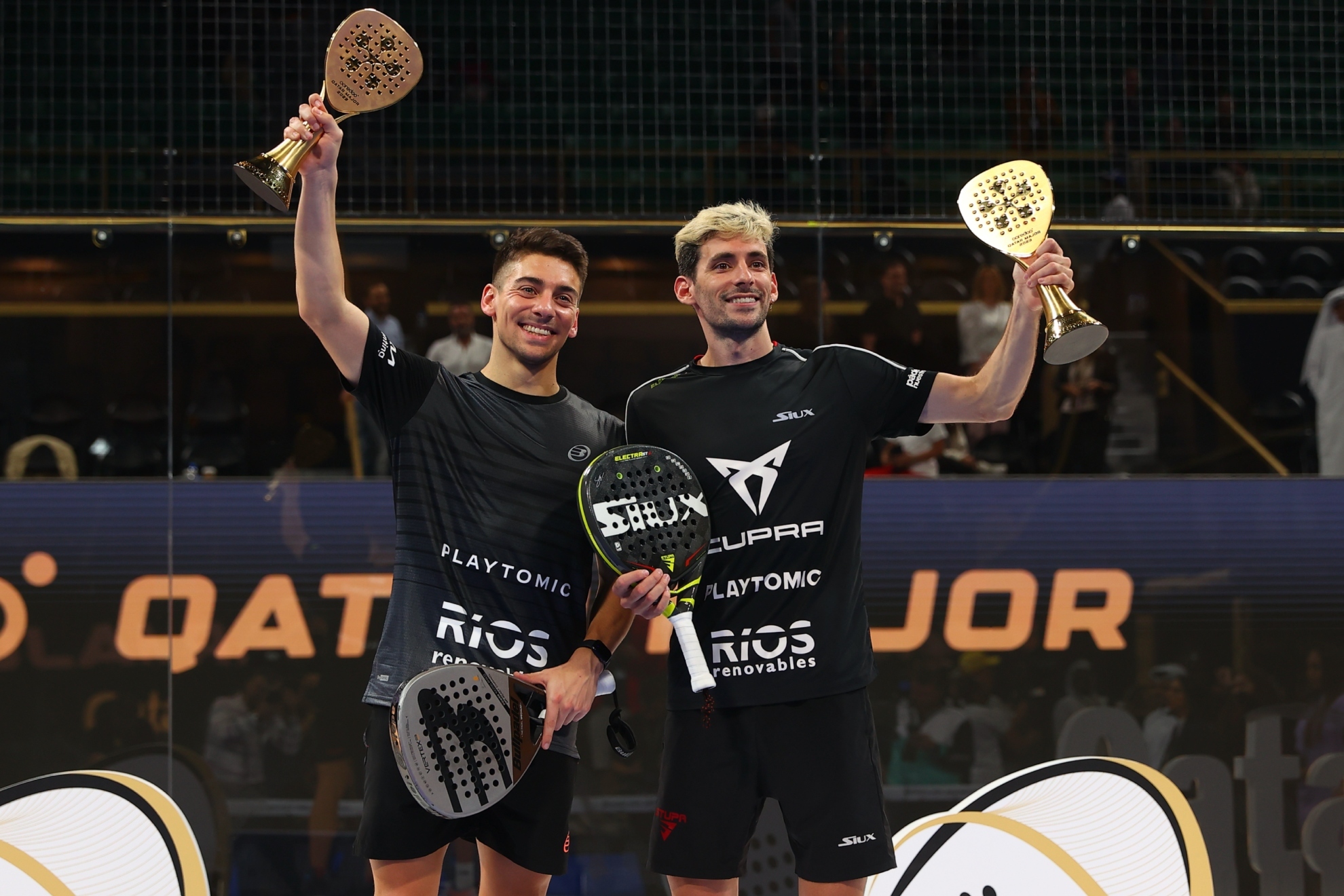 Stupaczuk y Di Nenno posan con el trofeo de campeón en Doha.