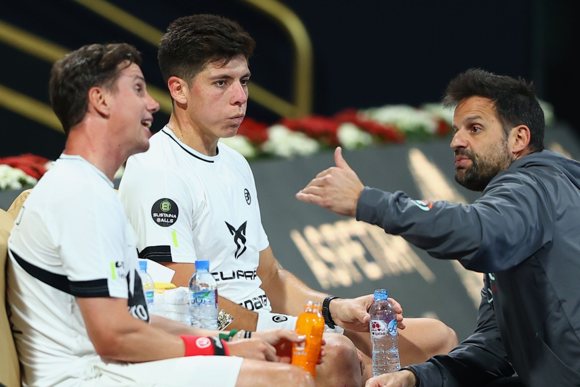 Paquito Navarro y Juan Tello, junto a Rodri Ovide en el banquillo durante un partido en Doha.