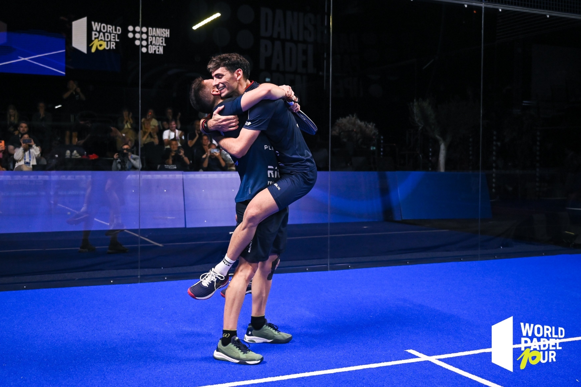 Franco y Martín se abrazan tras ganar la final.
