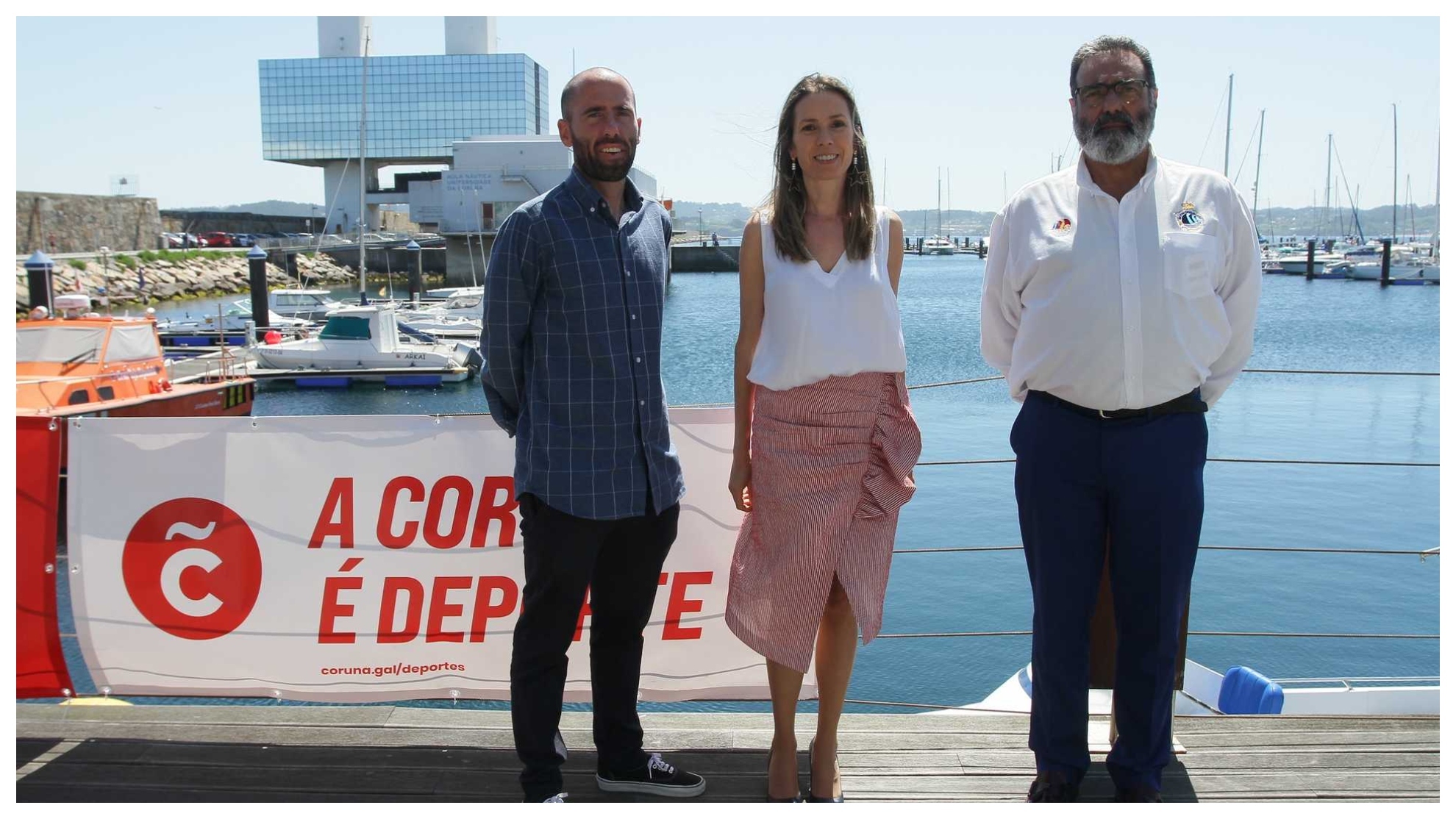 Mónica Martínez con el presidente de la Gallega y el jefe de regatas de Marina Coruña.