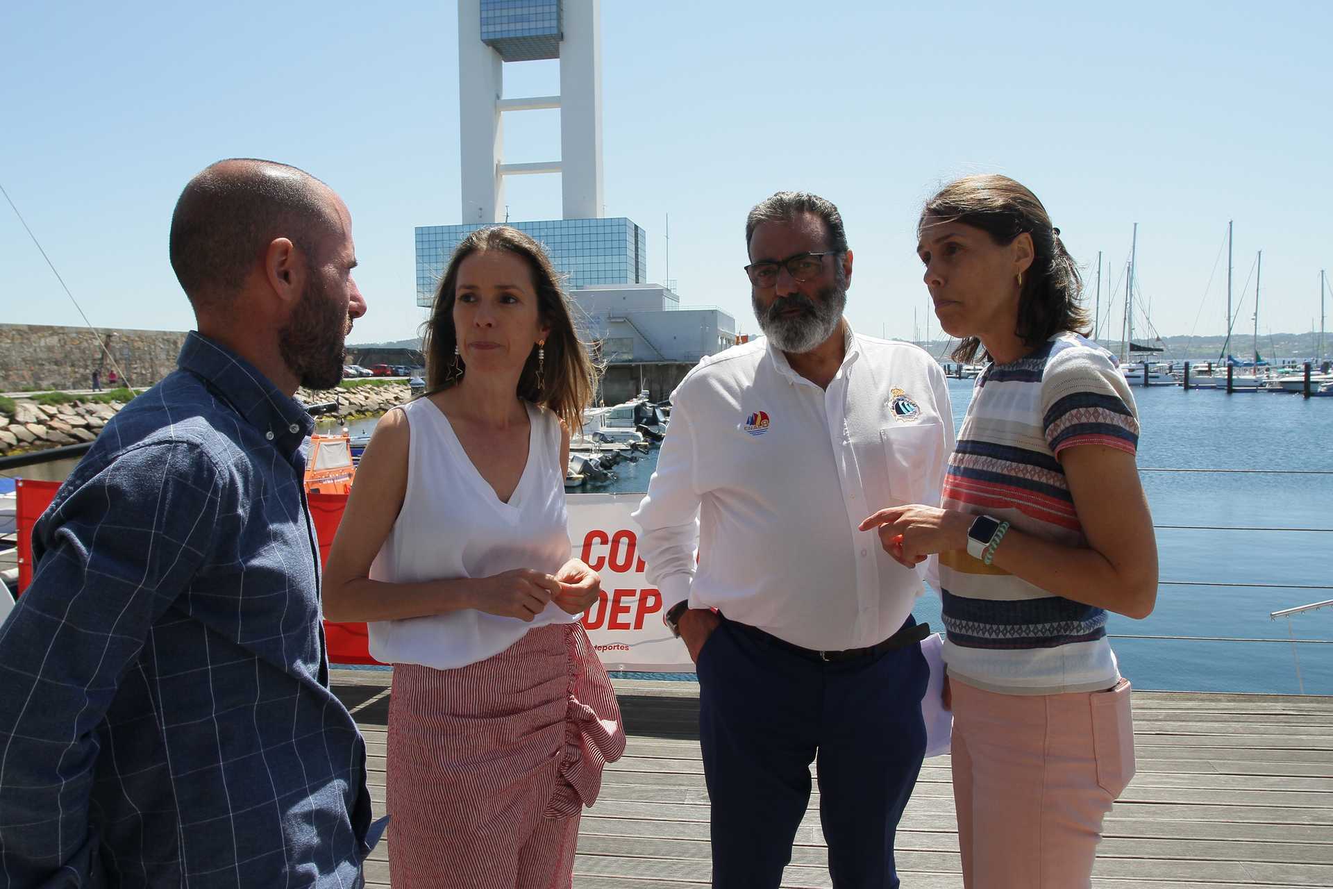 El Jefe de Regatas de Marina Coruña conversa con Mónica Martínez.