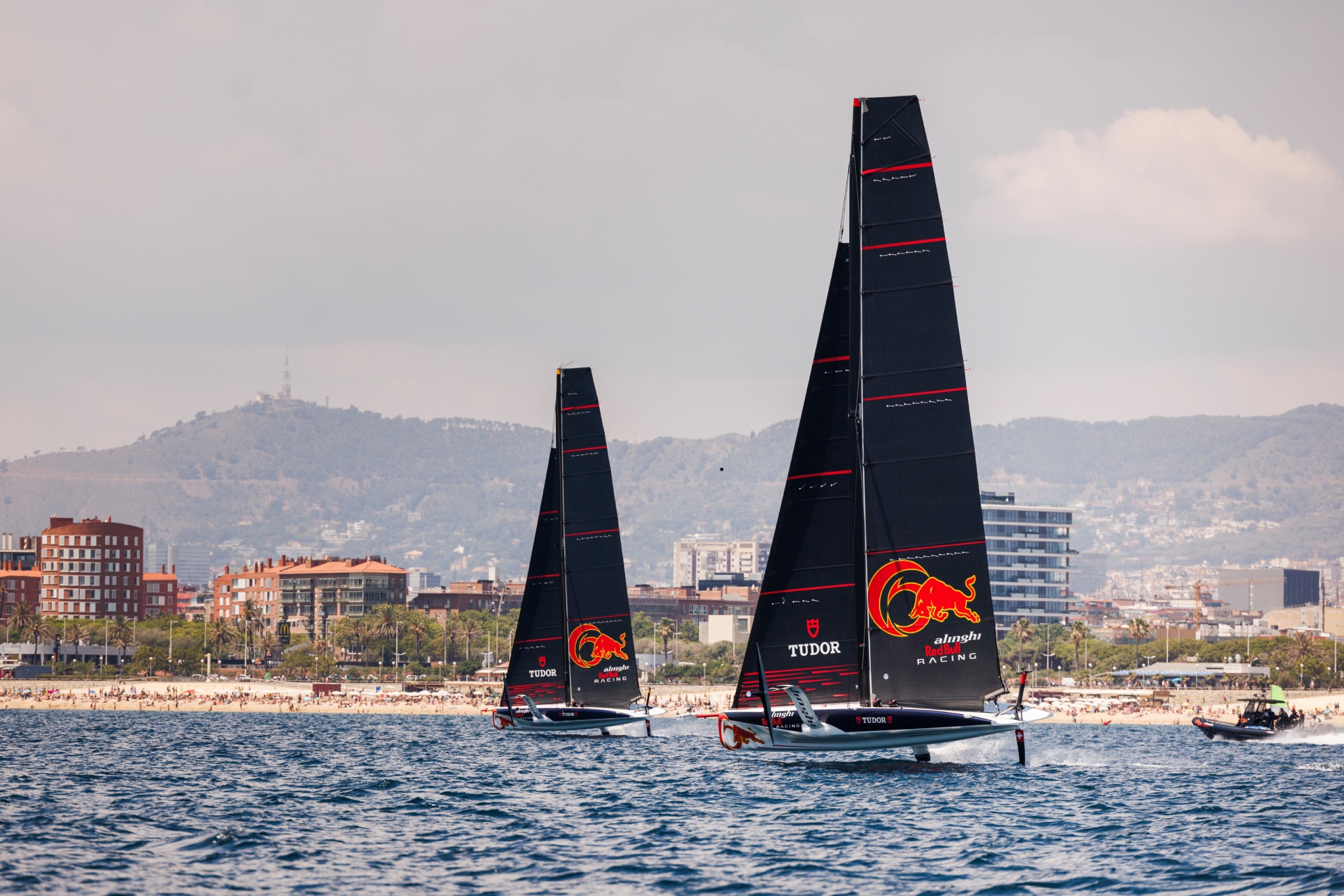 Los dos AC40 de Alinghi Red Bull en aguas de Barcelona.