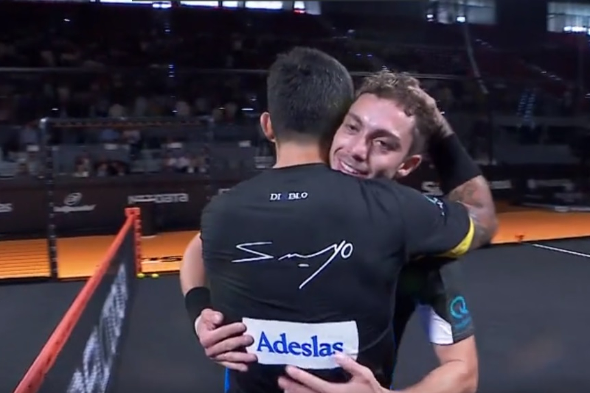 Sanyo y Agustín se abrazan.