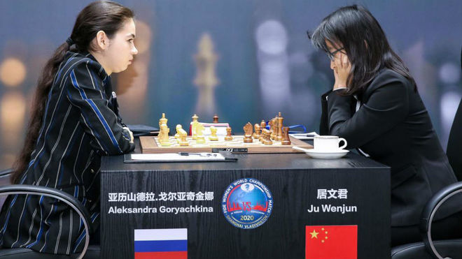 Goryachkina (izquierda) venció a Ju Wenjun (derecha).