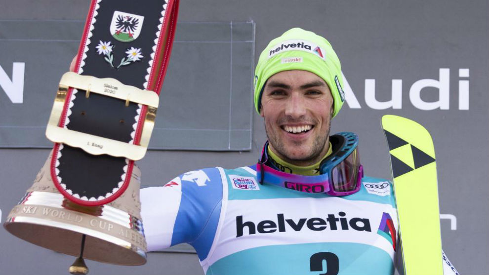 El suizo Daniel Yule, con el trofeo de campeón en Adelboden.