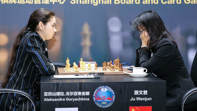 Wenjun y Goryachkina, durante la partida