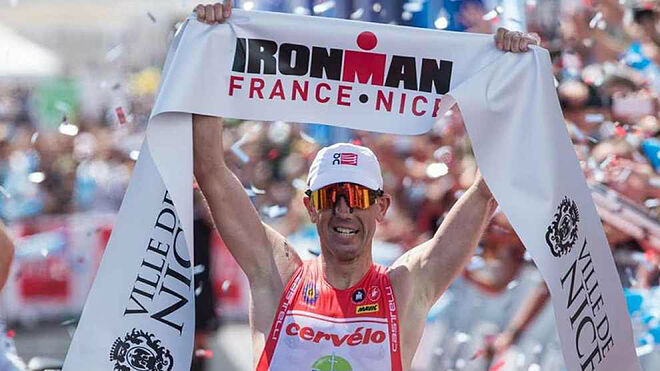 Van Lierde celebra su triunfo en el Ironman de Niza.
