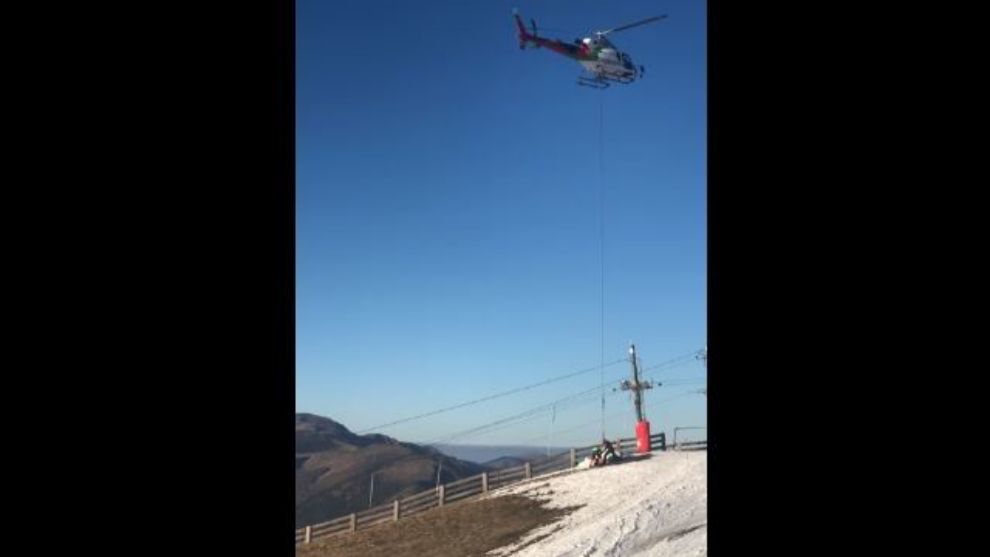 Imagen del helicóptero durante el traslado de la nieve