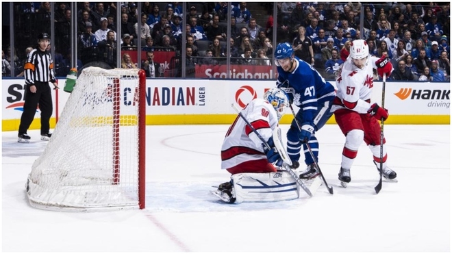 David Ayres detiene un lanzamiento de los Toronto Maple Leafs