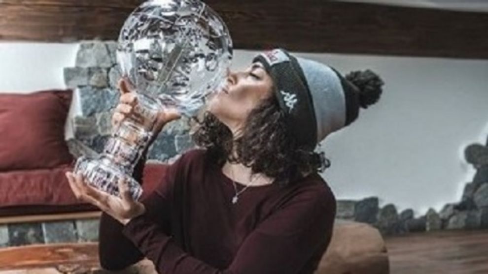 Federica Brignone besa el Gran Globo de cristal que le acredita como campeona de la Copa del Mundo 2019-2020.