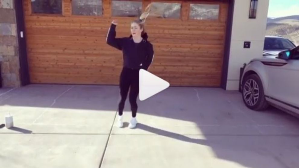 Mikaela se marca un 'dancing' delante del parking de su casa