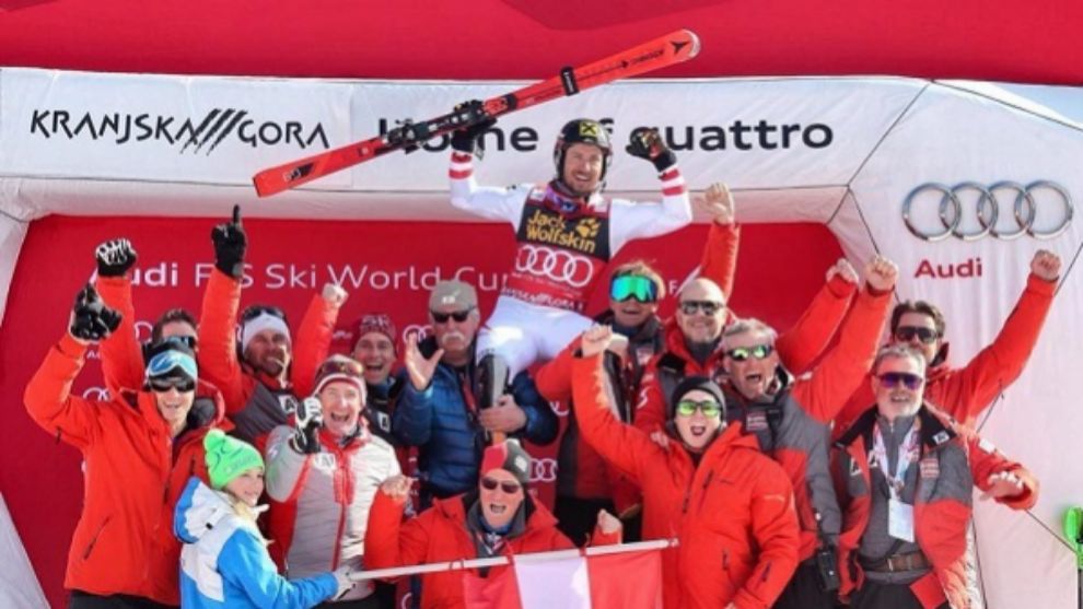 Marcel Hirscher, alzado por su padre y Michael Pircher tras imponerse en el slalom de Kranjska Gora de 2018.