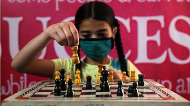 Una niña juega en un orfanato de la India durante el confinamiento.