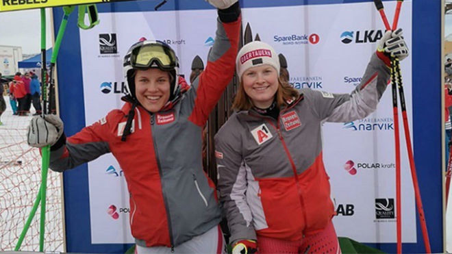 Egger y Grill en uno de los tres podios que conquistaron en el Mundial junior de Narvik.