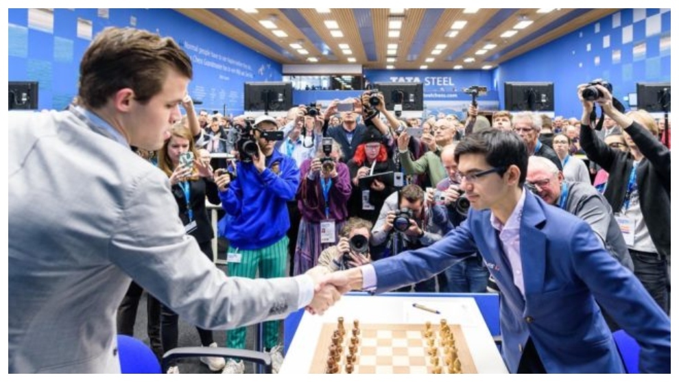 Carlsen y Giri se saludan en una partida anterior.