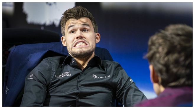 Curiosa imagen de Magnus Carlsen durante una partida