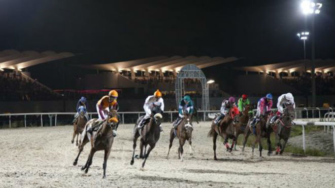 Una carrera nocturna en el Hipódromo de la Zarzuela la temporada pasada.