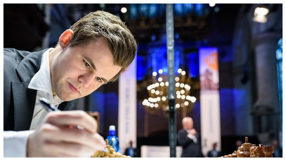 Magnus Carlsen anota una jugada durante una partida