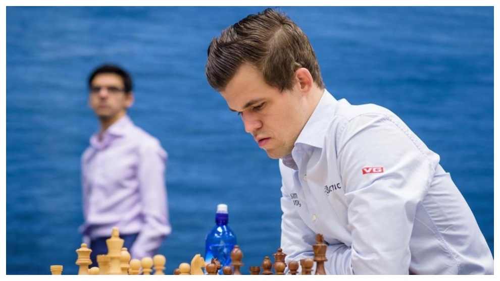 Magnus Carlsen jugando con las negras en otra partida.