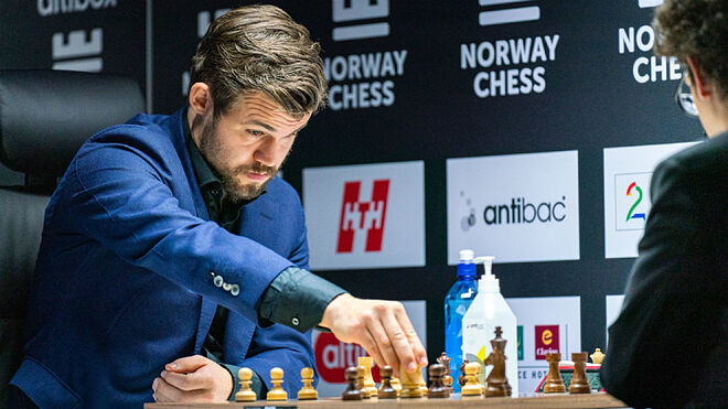 Carlsen mueve pieza durante la partida frente a Caruana.