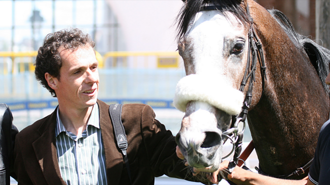 Guillermo Arizkorreta junto a uno de sus caballos