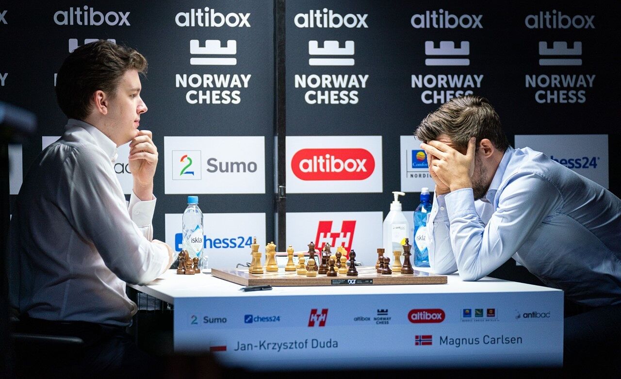 Carlsen se lleva las manos al rostro en la partida ante Jan Krzysztof Duda.