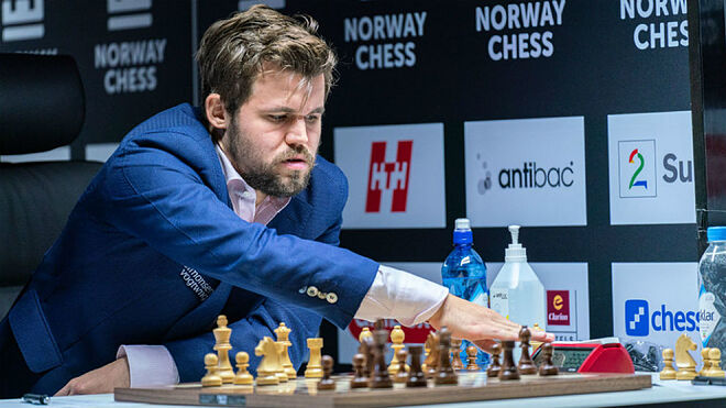 Carlsen durante la partida de hoy contra Duda.