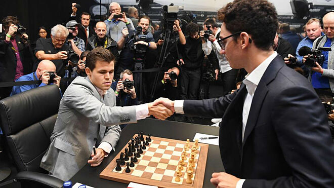 Carlsen y Caruana en una de sus partidas durante el Mundial de 2018.