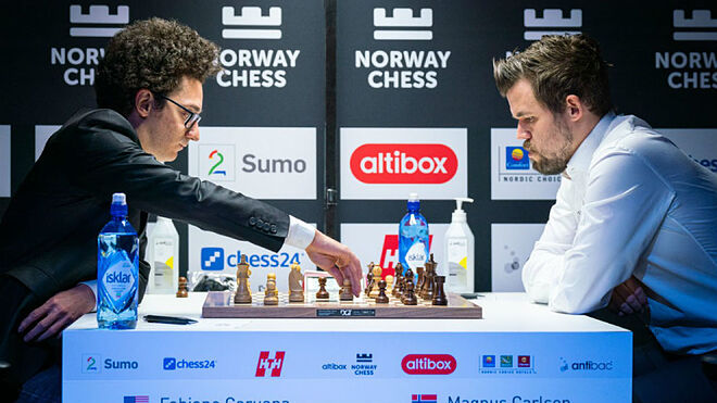 Caruana y Carlsen, durante la partida.