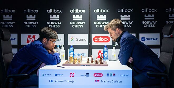 Magnus Carlsen durante su partida de este jueves frente al iraní Alireza Firouzja.