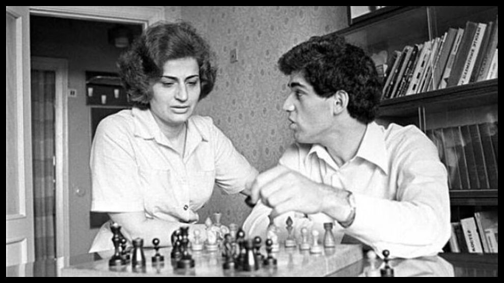 Clara Kasparova junto a su hijo Gary Kasparov
