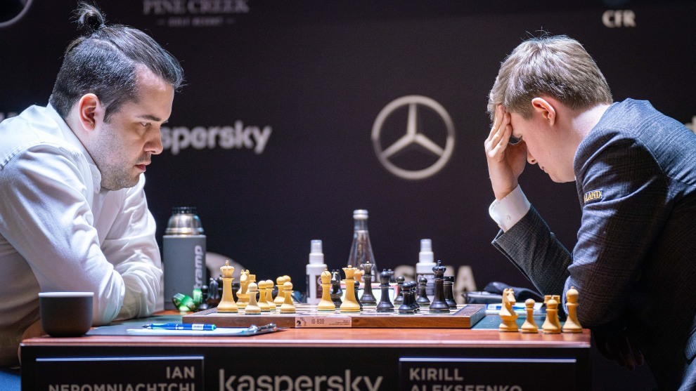 Ian Nepomniachtchi  y Kirill Alelseenko, en el Torneo de Candidatos.