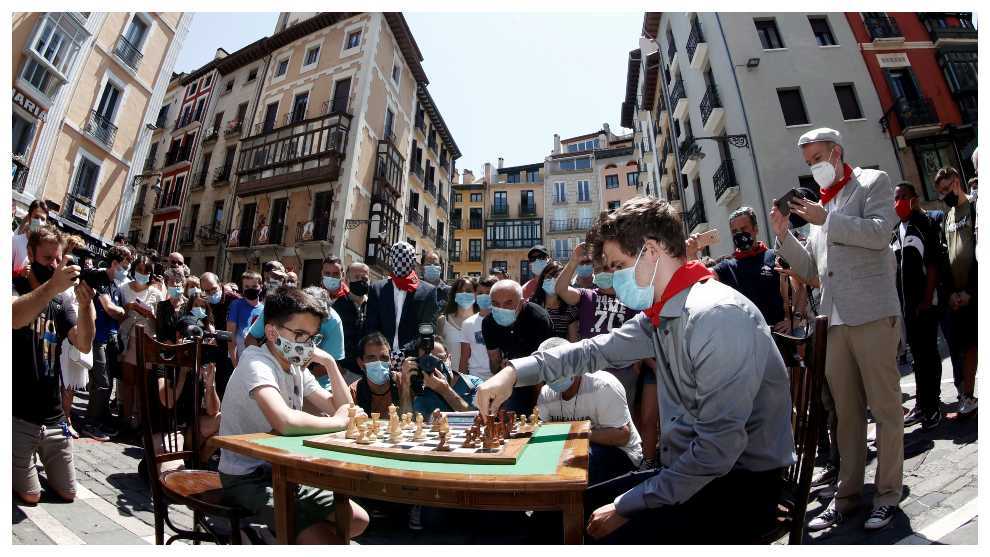 Carlsen, durante una partida contra Habans Aguerrea, campeón de España sub-12, en la Plaza del Ayuntamiento